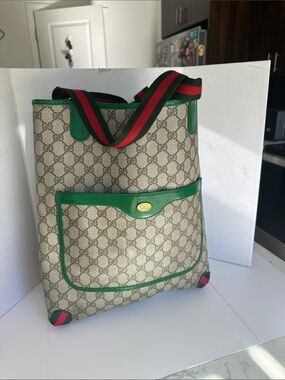Gucci Monogram Tote
Refreshed 
13” x 16” x 3”
39 02 003